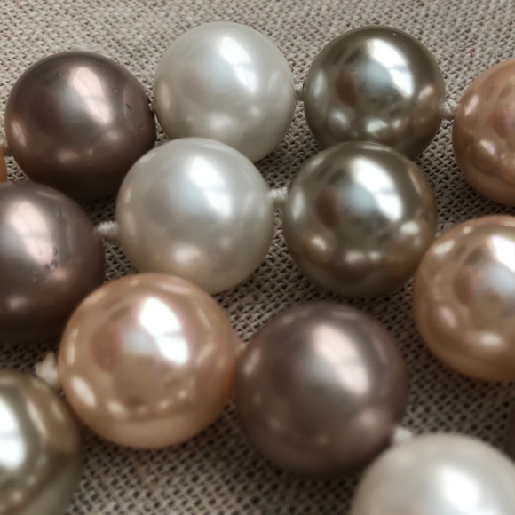 IRIS & LILY Multicolored Mother of Pearls Necklace - Picture 7 of 9